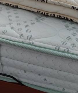 Literie matelas 120x190 et surmatelas état neuf.