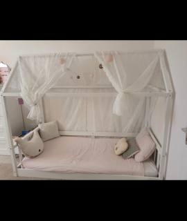 Literie un lit cabane enfant.