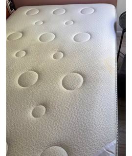 Literie matelas et sommier + alese neuve et draps. URGENT