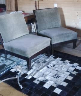 Meubles deux fauteuils velours vert foncé et un pouf coffre beige