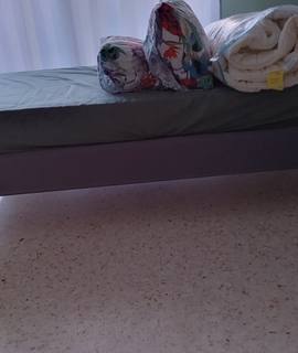 Meubles lit simple + deux oreillers+ une  couette 140x200