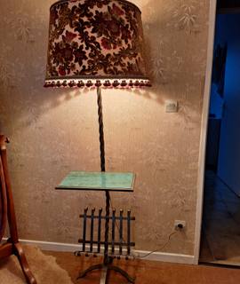 Meubles grand lampadaire porte-revues