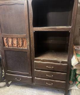Meubles ancien meuble. 1 porte cassée. À restaurer