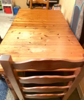 Meubles table en bois rectangulaire  + 4 chaises en bois