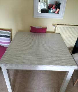 Meubles TABLE BLANCHE 1m sur 1 m dépliée fait 1 m sur 2 m