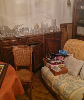 Meubles meuble en meurisier, lit, commode, table ronde avec chaises..