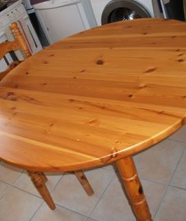 Meubles une table en pin,  le buffet et les 6 chaises