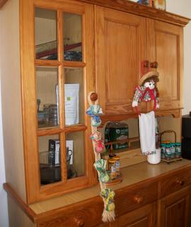 Meubles un buffet en pin avec une table et les 6 chaises