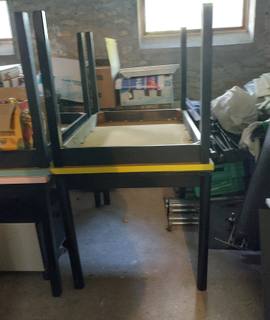 Meubles a DONNER : tables d'écolier, chaises et petits meubles de rangement.