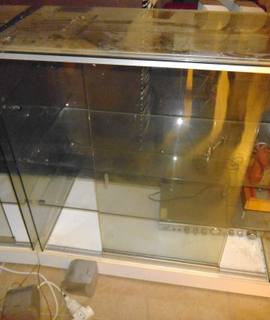Meubles vitrines avec roulettes