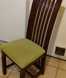 Meubles quatre chaises