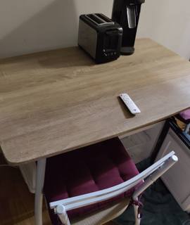 Meubles table et ses quatre chaises
