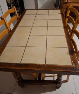 Meubles donn table carrelée