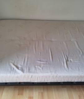 Meubles un clic-clac, avec un matelas Pirelli en bon état