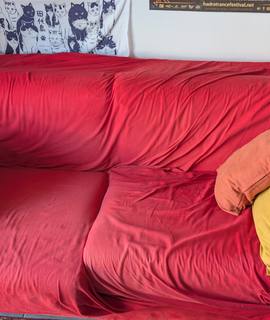 Meubles canapé rouge convertible en lit deux places avec ses coussins