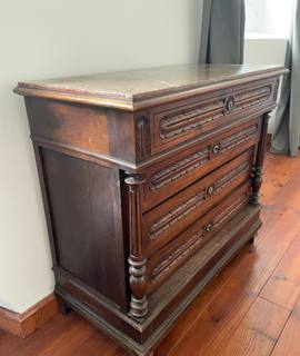 Meubles une commode ancienne en bois