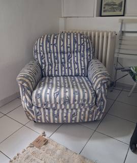 Meubles 1 fauteuil club avec accoudoirs arrondis en tissus