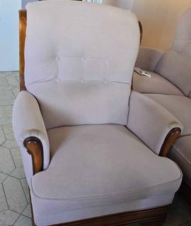 Meubles 2 fauteuils clairs vers l’arrêt restanque