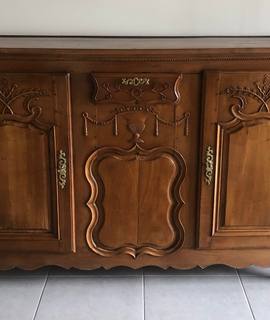 Meubles buffet bas ancien en merisier, joliment sculpté