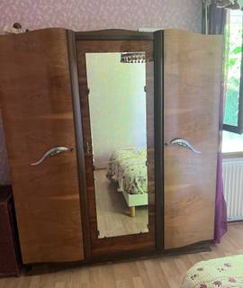 Meubles armoire 3 portes avec miroir.