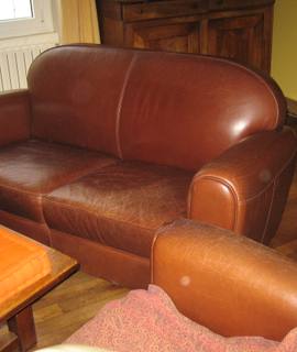 Meubles canapé et deux fauteuils cuir.