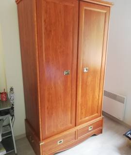 Meubles armoire en très bon état avec un côté penderie et un côté avec étagères.