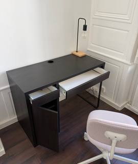 Meubles un bureau avec chaise et lampe