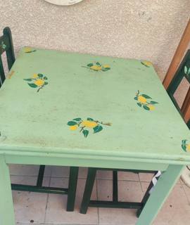 Meubles table en pin + 2 chaises
