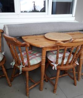 Meubles : 1 table + chaises + tapis.