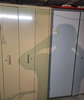 Meubles deux armoires métalliques en bon état - IDEAL GARAGE -