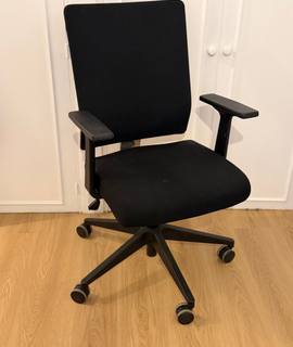 Meubles chaise de bureau noire sur roulettes