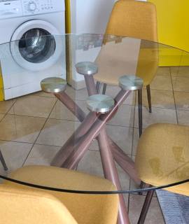Meubles table avec quatre chaises