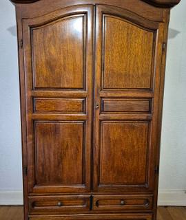 Meubles armoire avec chapeau de gendarme.