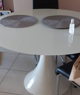 Meubles une table en verre et 4 chaises