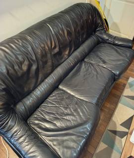 Meubles fauteuil et canapé en cuir noir, bon état