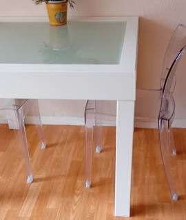 Meubles eN PARFAIT ETAT : table salle à manger 4/6 personnes, table salon et bureau