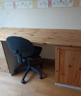 Meubles bureau en pin , 4 tiroirs a gauche, 1 porte avec 1 étagère a droite