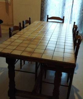 Meubles bahut, table avec chaise, commode ectt. .