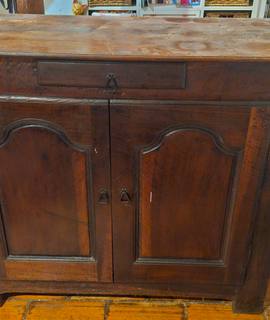 Meubles buffet ancien du début du XXe siècle, en bois massif avec une belle patine