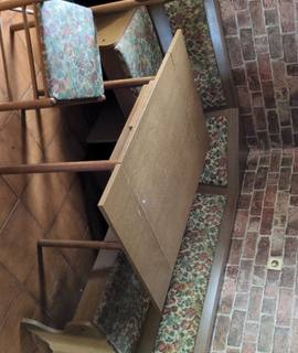 Meubles ensemble table banquette d'angle.