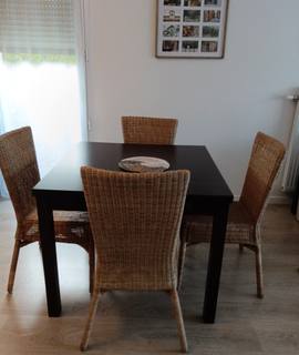 Meubles 1 table 90x90 avec 2 rallonges intégrées de 40 cm chacune et 4 chaises rotin