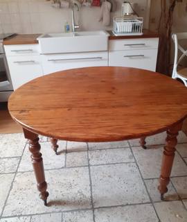 Meubles table ancienne ronde en bois, style campagne.