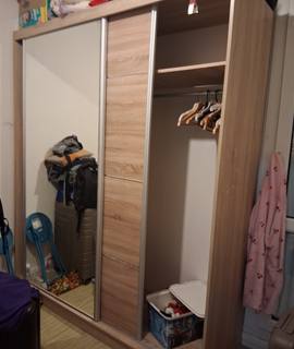 Meubles un Garde linge l’une des portes coulissante ne ferme