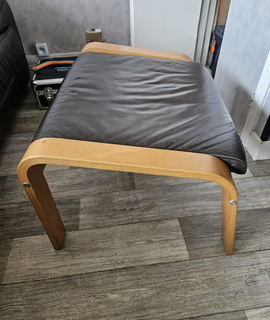 Meubles repose pied de la marque IKEA marron.