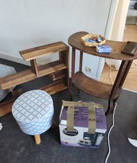 Meubles uRGENT : Donne petits meubles et cafetière automatique