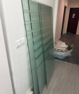Meubles 4 portes  et des morceaux en verre