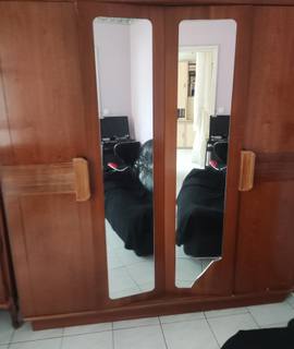 Meubles Un grande armoire