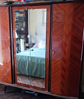 Mobilier armoir, lit et chevet.