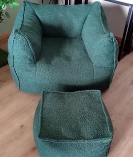 Mobilier fauteuil en velours avec son pouf