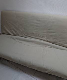 Mobilier canapé lit type Clic-clac avec housse neuve